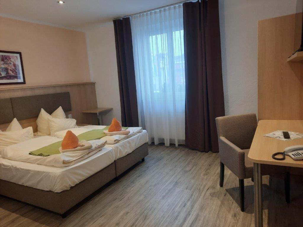 Hotel Rathausstuben Wackersdorf Esterno foto