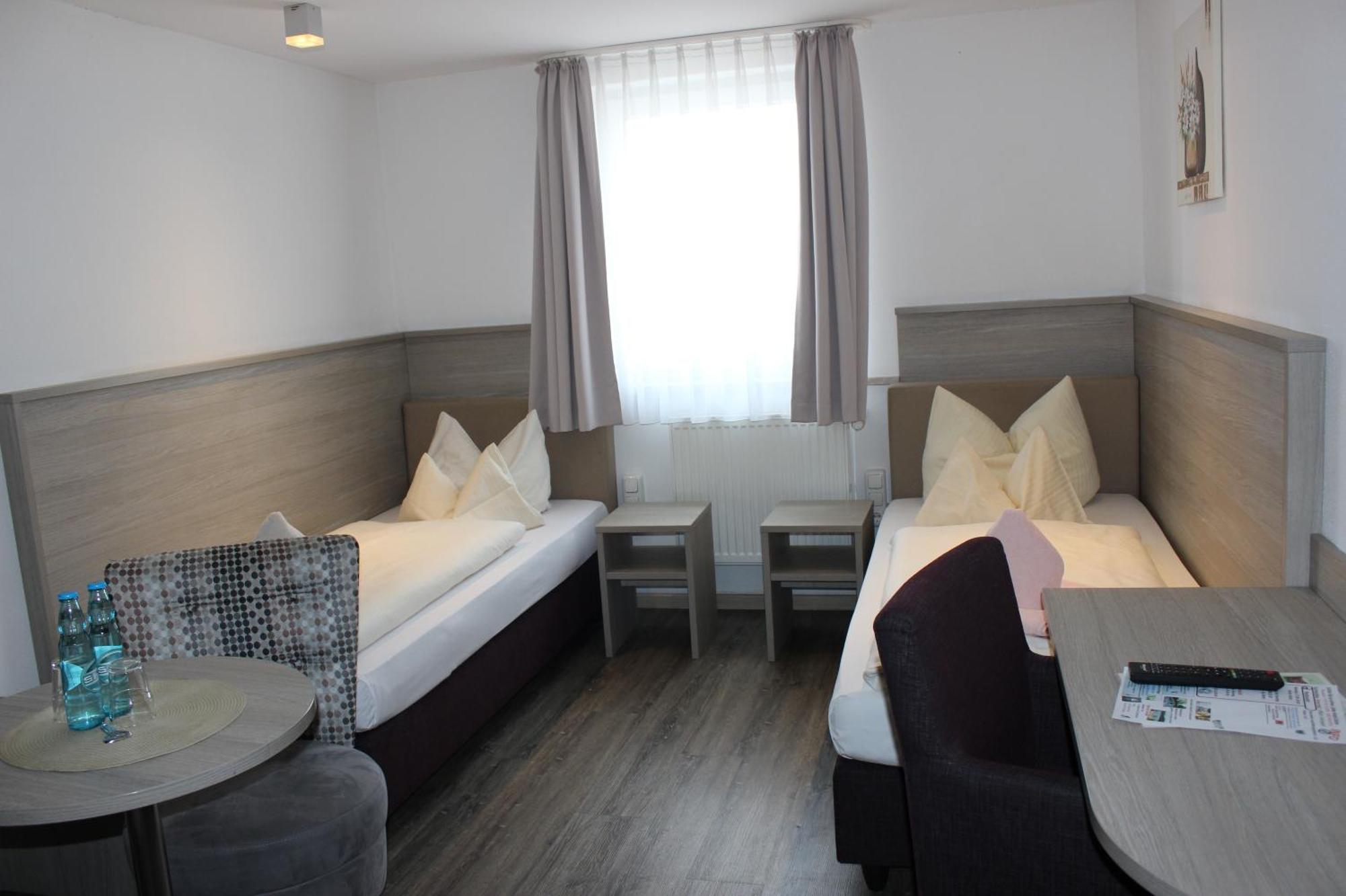 Hotel Rathausstuben Wackersdorf Esterno foto